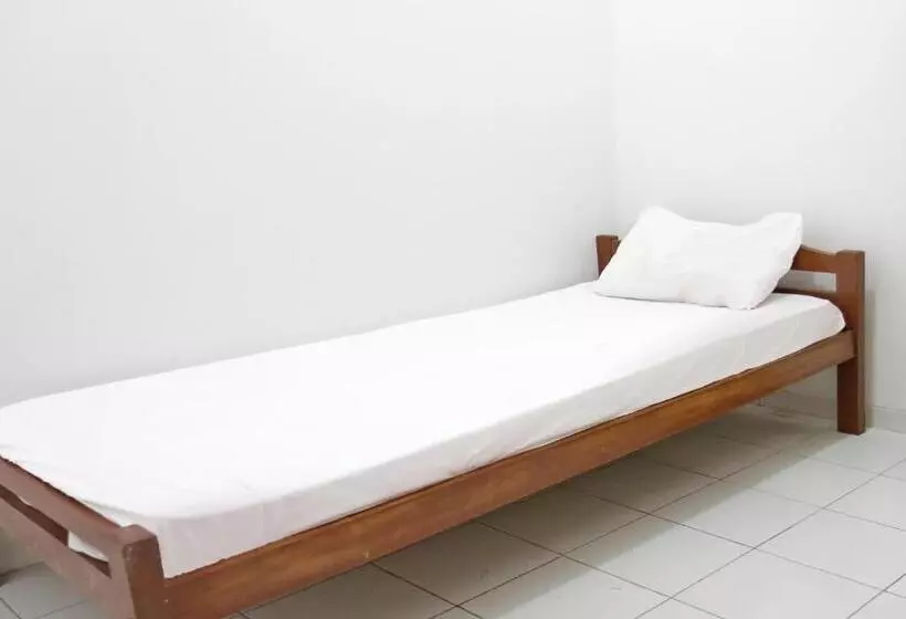 Hotelli Oyo Life 92925 Kost Bu Mala 2 Syariah