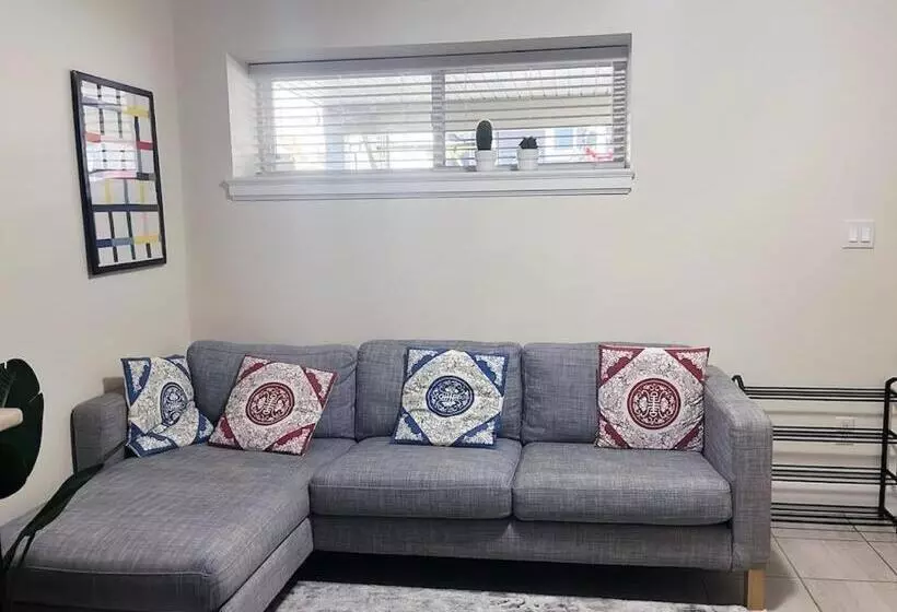 پانسیون Private Entry 2 Bedrooms Entire Suite Free Parking Near Skytrain Metrotown