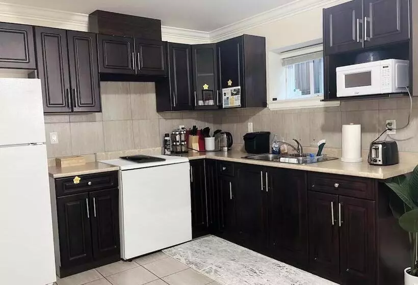 پانسیون Private Entry 2 Bedrooms Entire Suite Free Parking Near Skytrain Metrotown