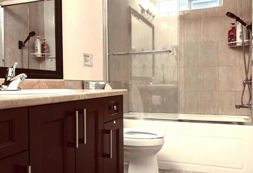 پانسیون Private Entry 2 Bedrooms Entire Suite Free Parking Near Skytrain Metrotown