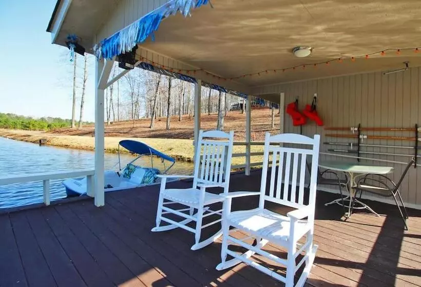 Majatalo Shipwrecked