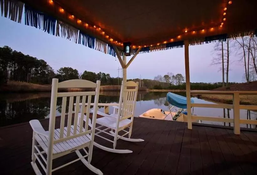 Majatalo Shipwrecked