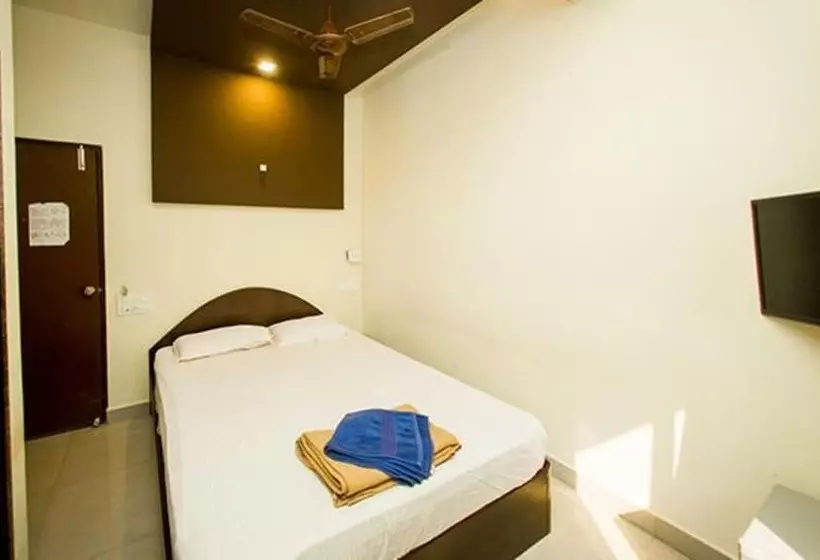 ホテル Fabexpress Morjim Highland With Swimming Pool