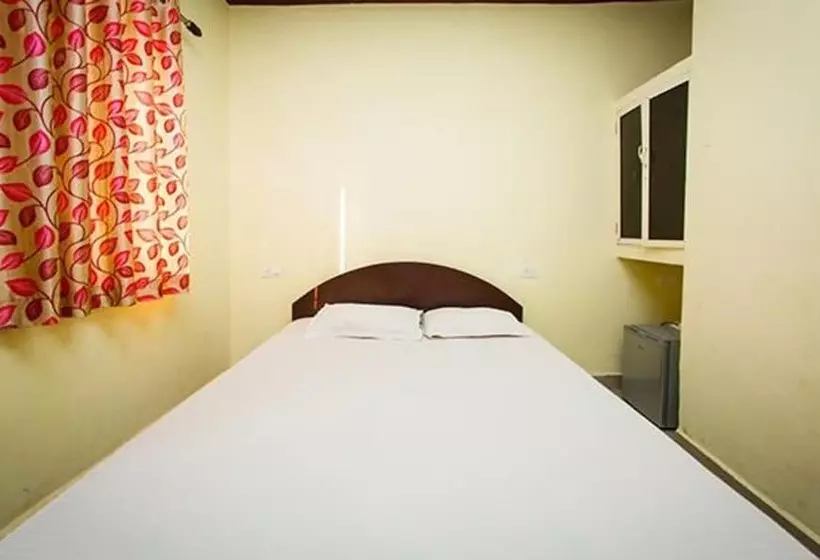 ホテル Fabexpress Morjim Highland With Swimming Pool