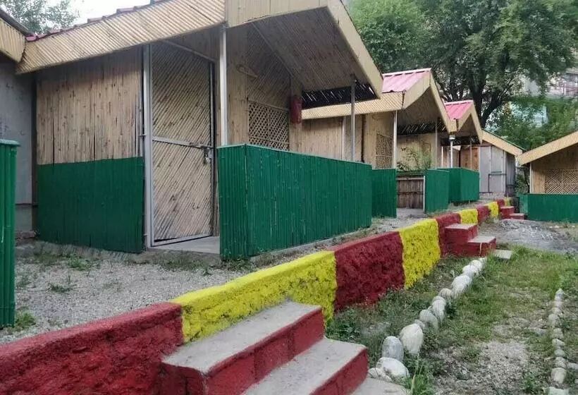 ホテル Tirthan Village Huts