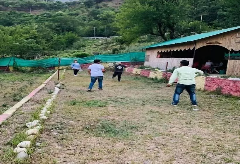 ホテル Tirthan Village Huts