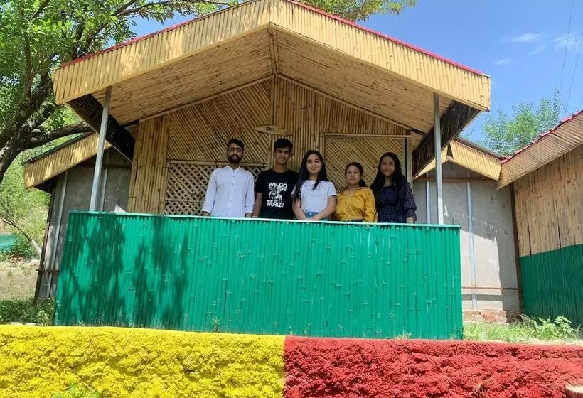 ホテル Tirthan Village Huts