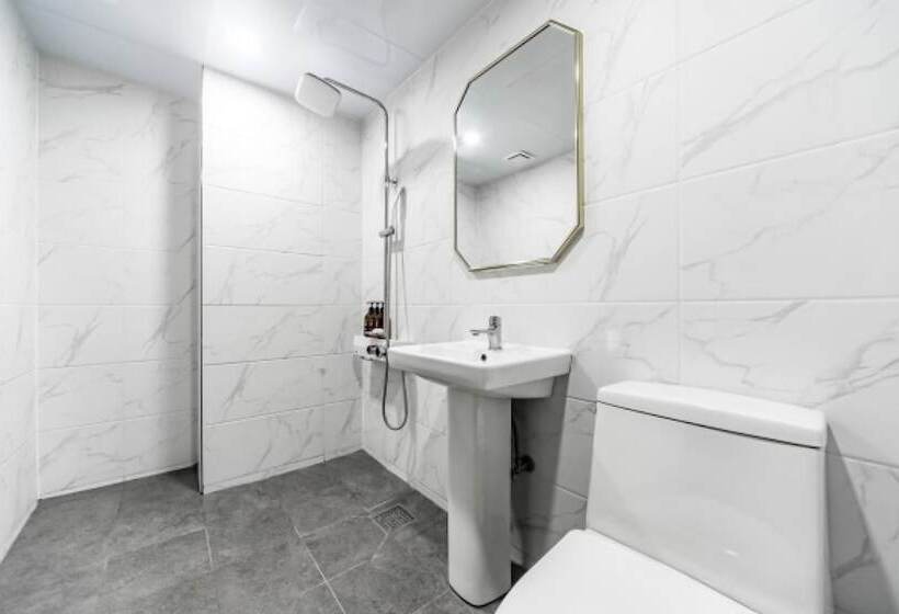 Motel Pohang Daedodong White