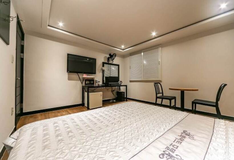 Motel Pohang Daedodong White