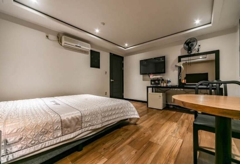 Motel Pohang Daedodong White