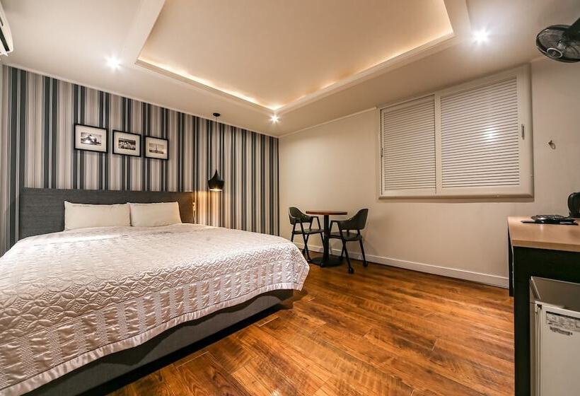 Motel Pohang Daedodong White