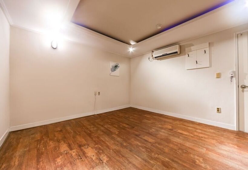 Motel Pohang Daedodong White