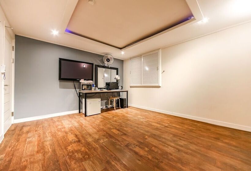 Motel Pohang Daedodong White