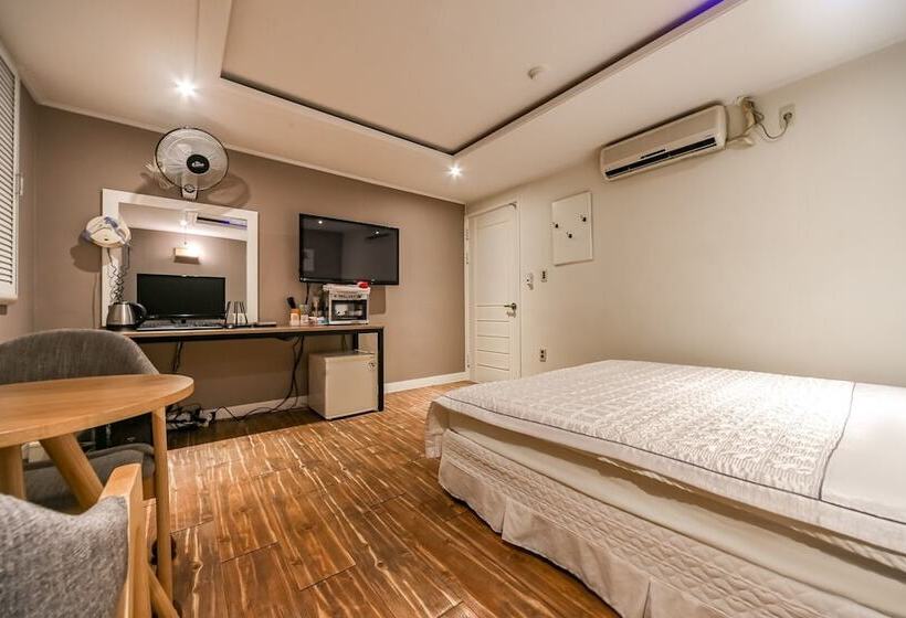 Motel Pohang Daedodong White