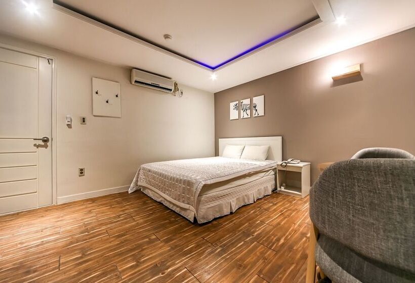 Motel Pohang Daedodong White
