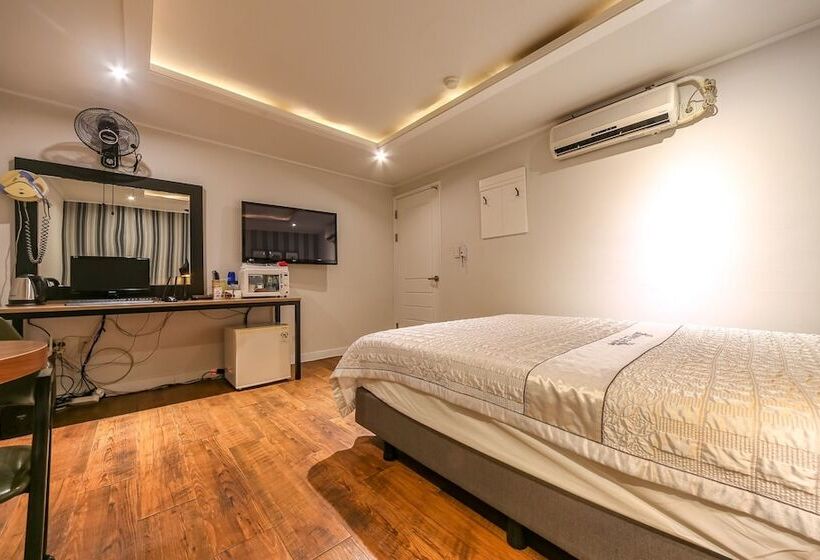 Motel Pohang Daedodong White