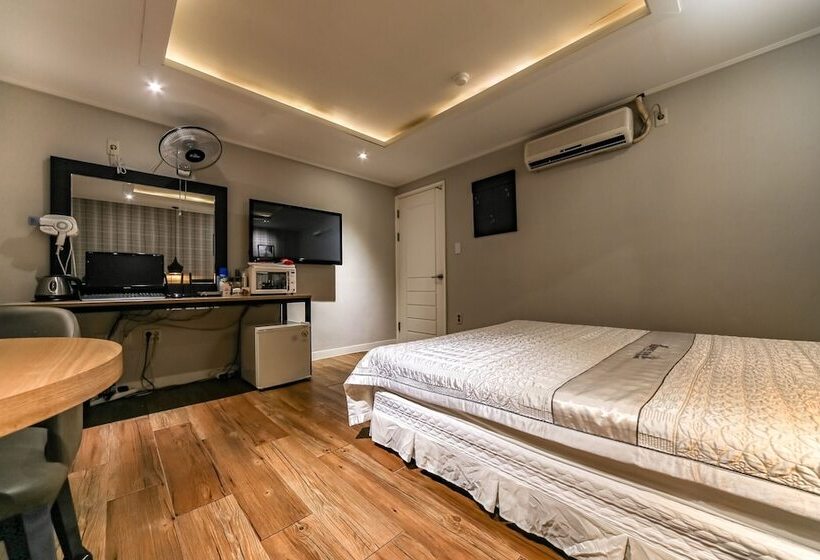 Motel Pohang Daedodong White