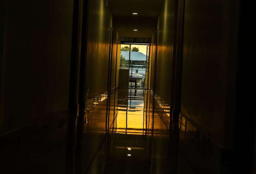 בית מלון כפרי Aldora Airport Residency