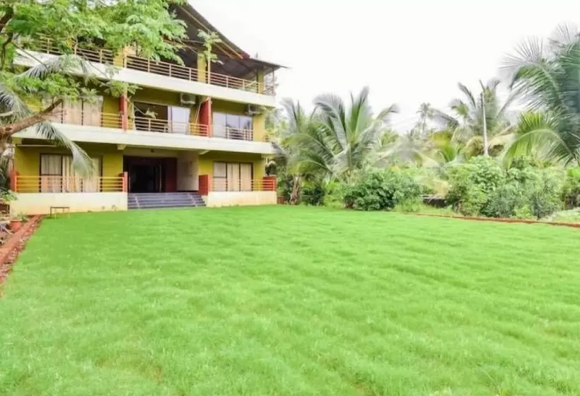 Hotelli Laguna Beach Resort Murud