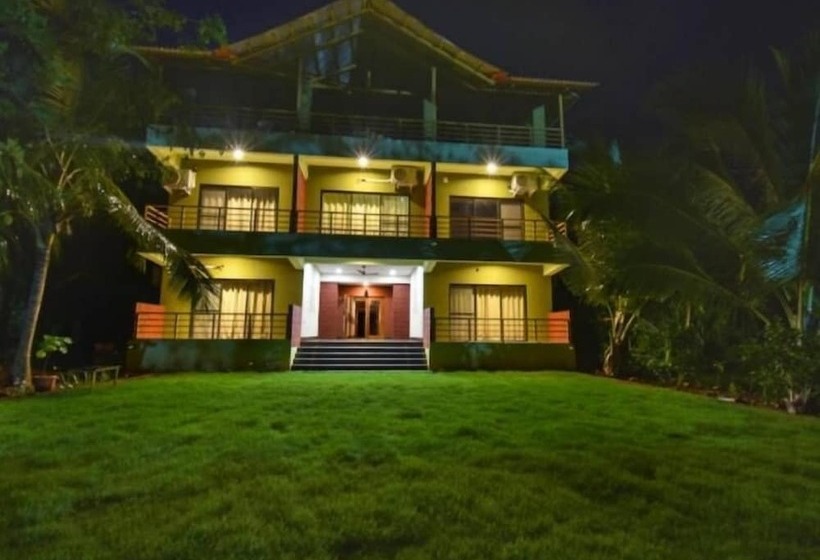 Hotel Laguna Beach Resort Murud