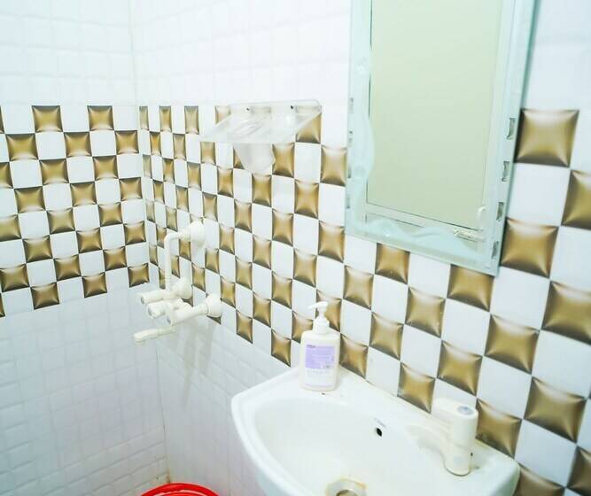 בית מלון כפרי Roomshala 045 Galaxy Noida 35