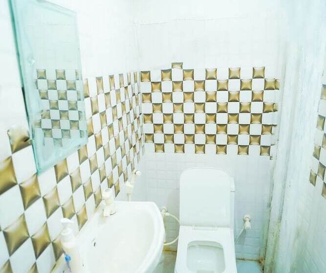 בית מלון כפרי Roomshala 045 Galaxy Noida 35