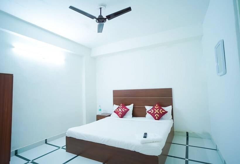 בית מלון כפרי Roomshala 045 Galaxy Noida 35