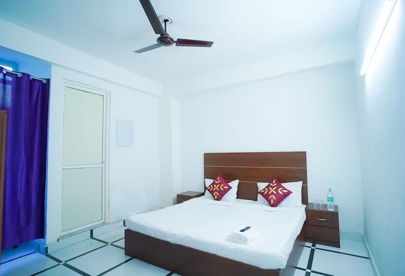 בית מלון כפרי Roomshala 045 Galaxy Noida 35