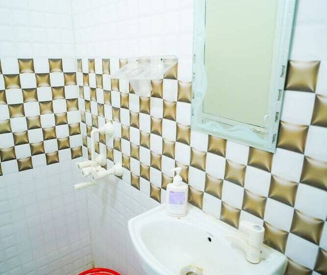 בית מלון כפרי Roomshala 045 Galaxy Noida 35