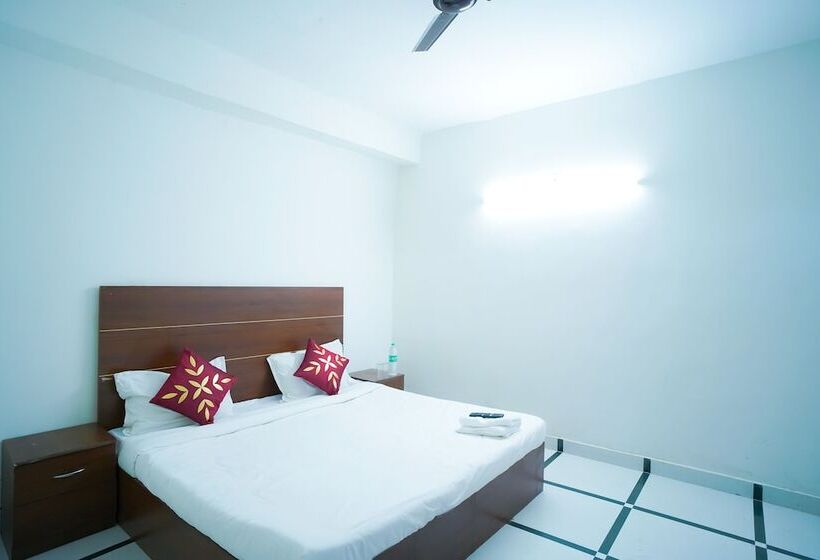 בית מלון כפרי Roomshala 045 Galaxy Noida 35