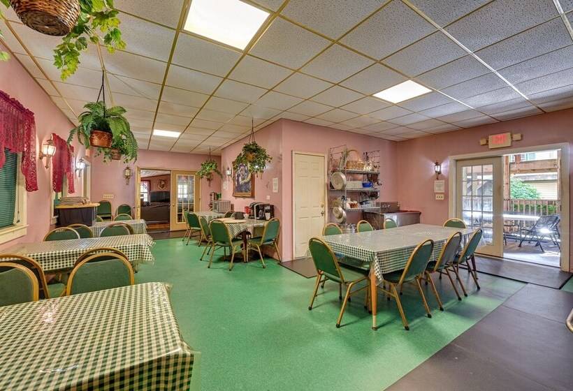 Lanesville Home W/ Pool Table, Bar & Deck!