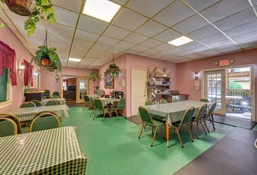 Lanesville Home W/ Pool Table, Bar & Deck!