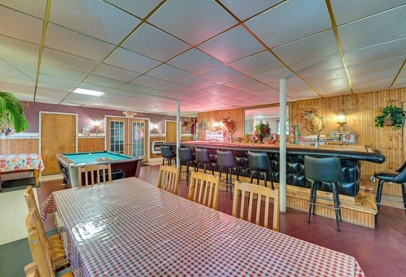 Lanesville Home W/ Pool Table, Bar & Deck!