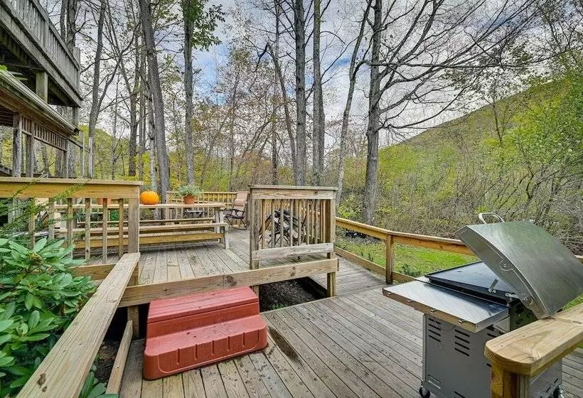 Lanesville Home W/ Pool Table, Bar & Deck!