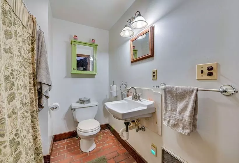 Lanesville Home W/ Pool Table, Bar & Deck!