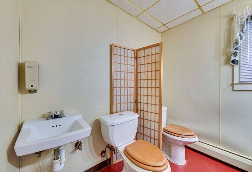 Lanesville Home W/ Pool Table, Bar & Deck!