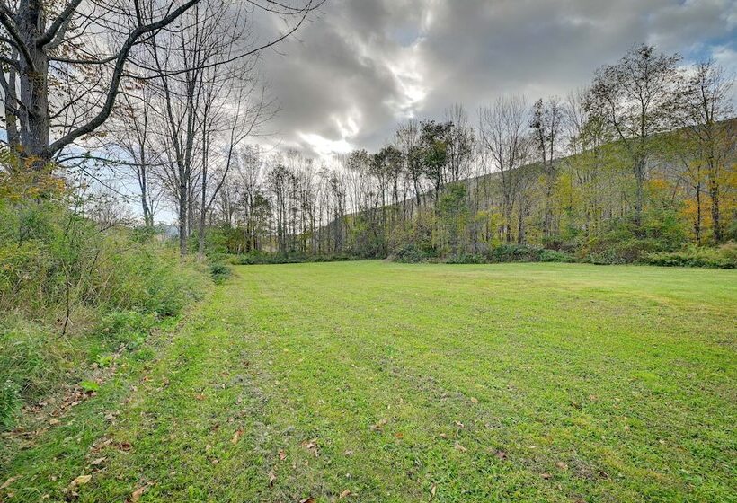 Lanesville Home W/ Pool Table, Bar & Deck!
