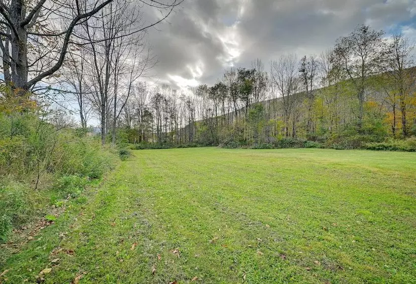 Lanesville Home W/ Pool Table, Bar & Deck!