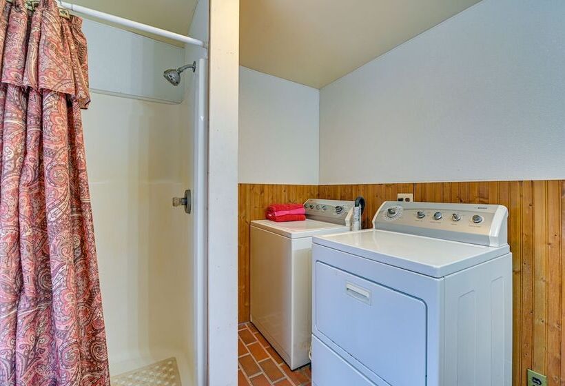 Lanesville Home W/ Pool Table, Bar & Deck!