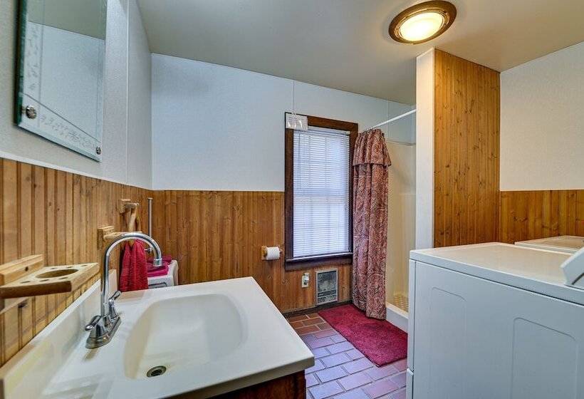 Lanesville Home W/ Pool Table, Bar & Deck!