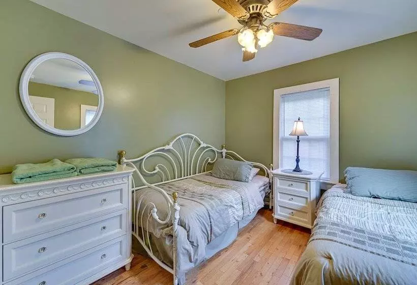 Lanesville Home W/ Pool Table, Bar & Deck!