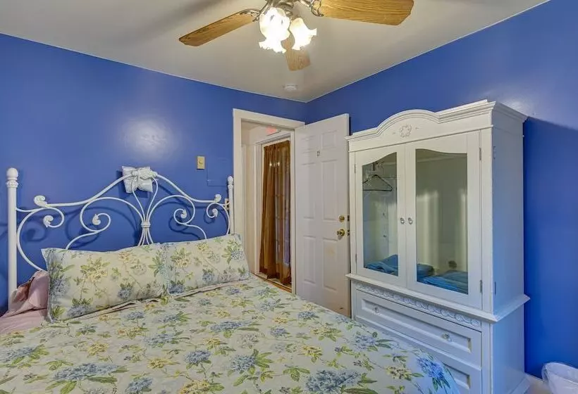 Lanesville Home W/ Pool Table, Bar & Deck!