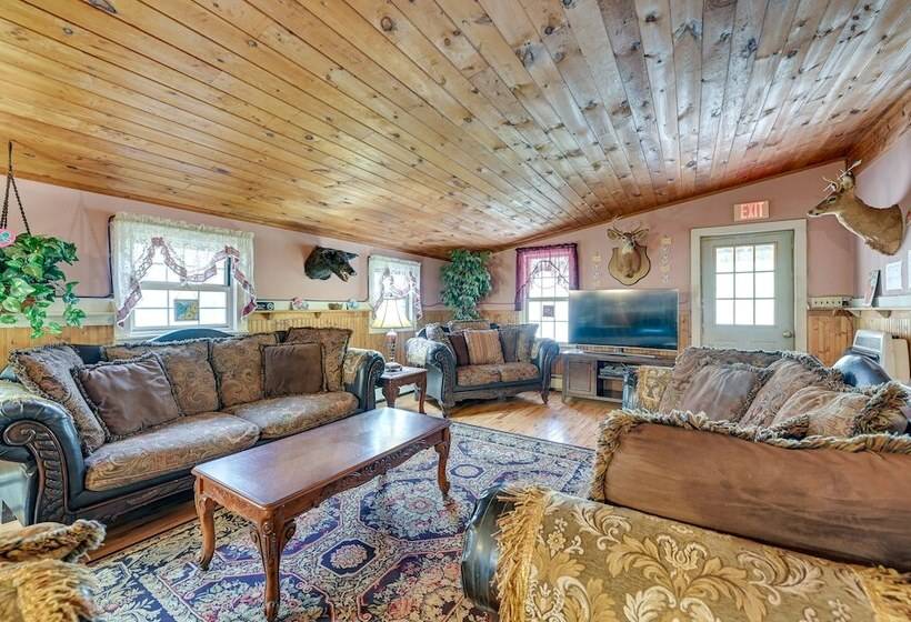 Lanesville Home W/ Pool Table, Bar & Deck!