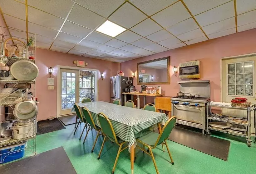 Lanesville Home W/ Pool Table, Bar & Deck!