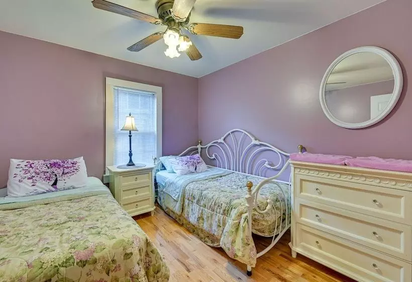 Lanesville Home W/ Pool Table, Bar & Deck!