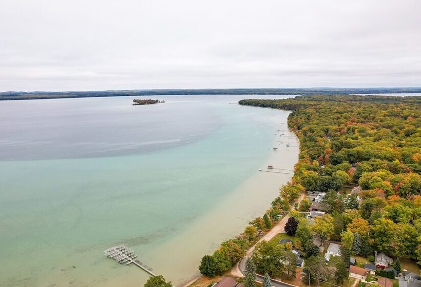 Roscommon Cottage Walk To Higgins Lake!