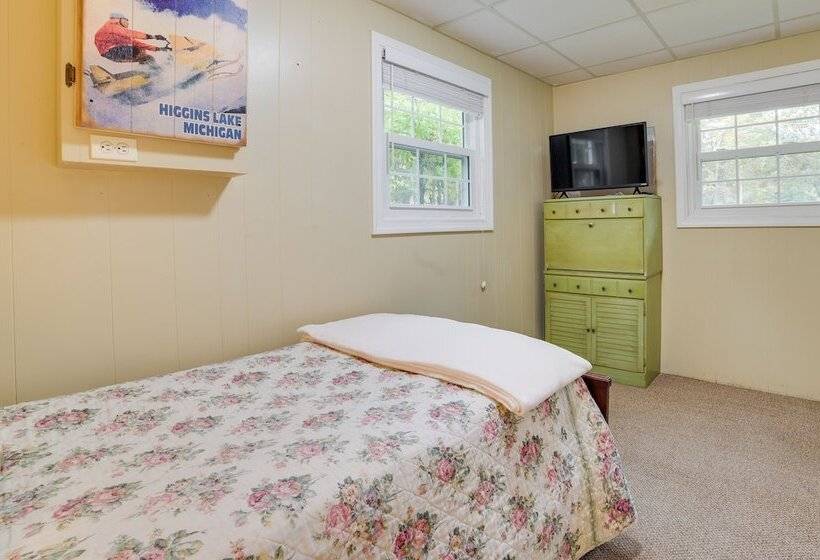 Roscommon Cottage Walk To Higgins Lake!