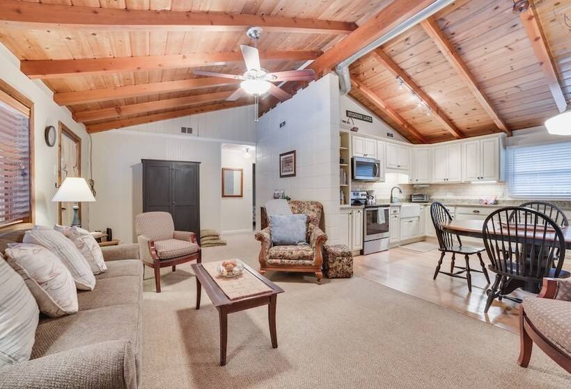 Roscommon Cottage Walk To Higgins Lake!