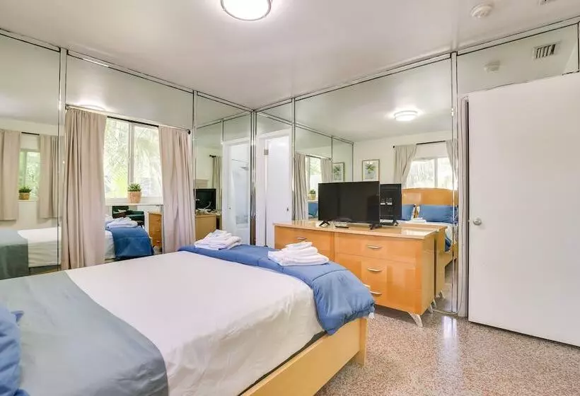 Walk To Ocean: Chic Deerfield Beach Cottage!