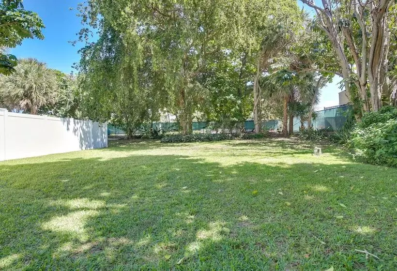 Walk To Ocean: Chic Deerfield Beach Cottage!